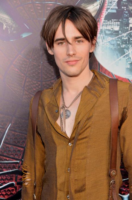 Reeve Carney در صحنه فیلم سینمایی مرد عنکبوتی شگفت انگیز