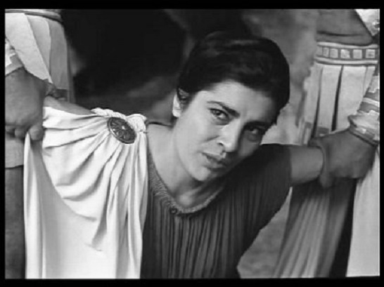 Irene Papas در صحنه فیلم سینمایی Antigone