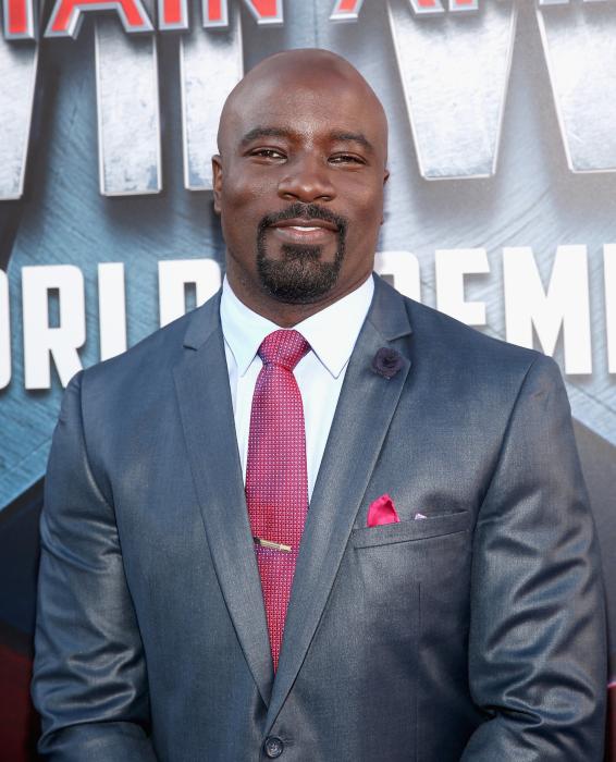 Mike Colter در صحنه فیلم سینمایی کاپیتان آمریکا: جنگ داخلی