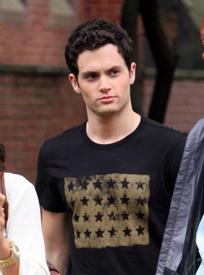 Penn Badgley در صحنه سریال تلویزیونی دختر شایعه ساز
