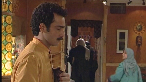 نیما فلاح در صحنه سریال تلویزیونی رستوران خانوادگی