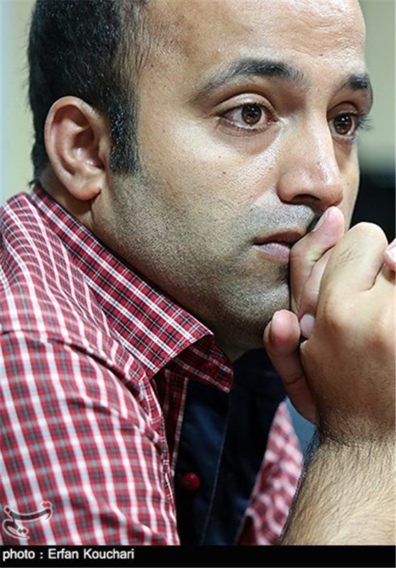 تصویری از علی اصغری، نویسنده سینما و تلویزیون در حال بازیگری سر صحنه یکی از آثارش