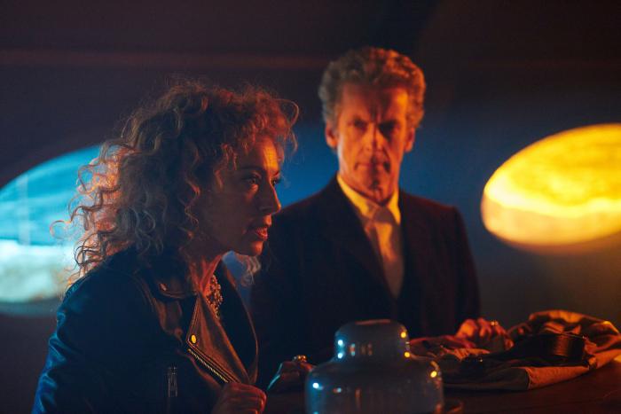 Alex Kingston در صحنه سریال تلویزیونی Doctor Who به همراه Peter Capaldi