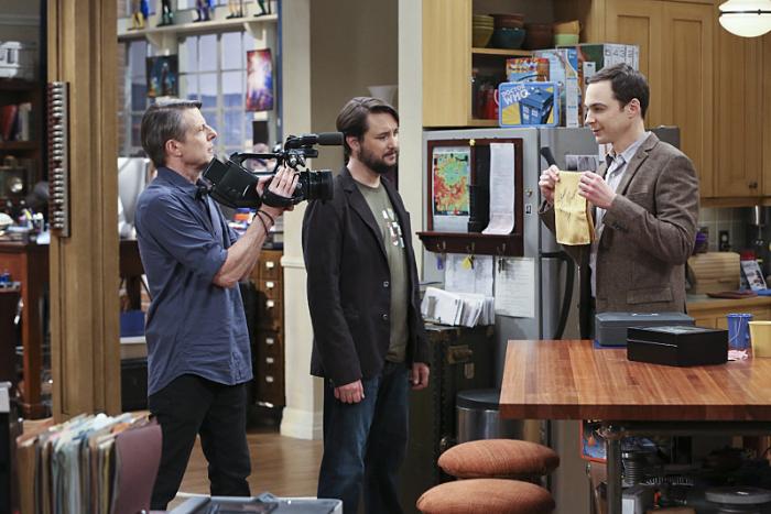 Adam Nimoy در صحنه سریال تلویزیونی تئوری بیگ بنگ به همراه جیمز پارسونز و ویل ویتون