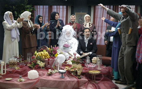 مهرانه مهین‌ترابی در صحنه سریال تلویزیونی شمس‌العماره به همراه امیرحسین رستمی و مهوش وقاری
