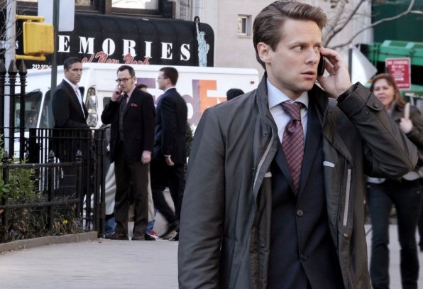 Jacob Pitts در صحنه سریال تلویزیونی مظنون به همراه Michael Emerson و Jim Caviezel