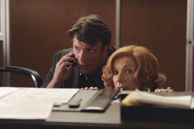 Susan Sullivan در صحنه سریال تلویزیونی کستل به همراه Nathan Fillion