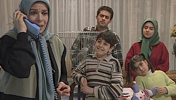 زهرا اویسی در صحنه سریال تلویزیونی خانه ما به همراه گوهر خیراندیش