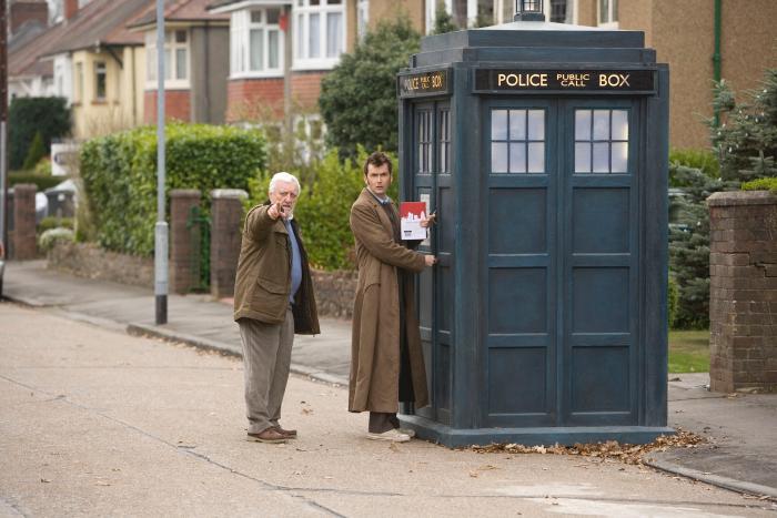 Bernard Cribbins در صحنه سریال تلویزیونی Doctor Who به همراه دیوید تننت