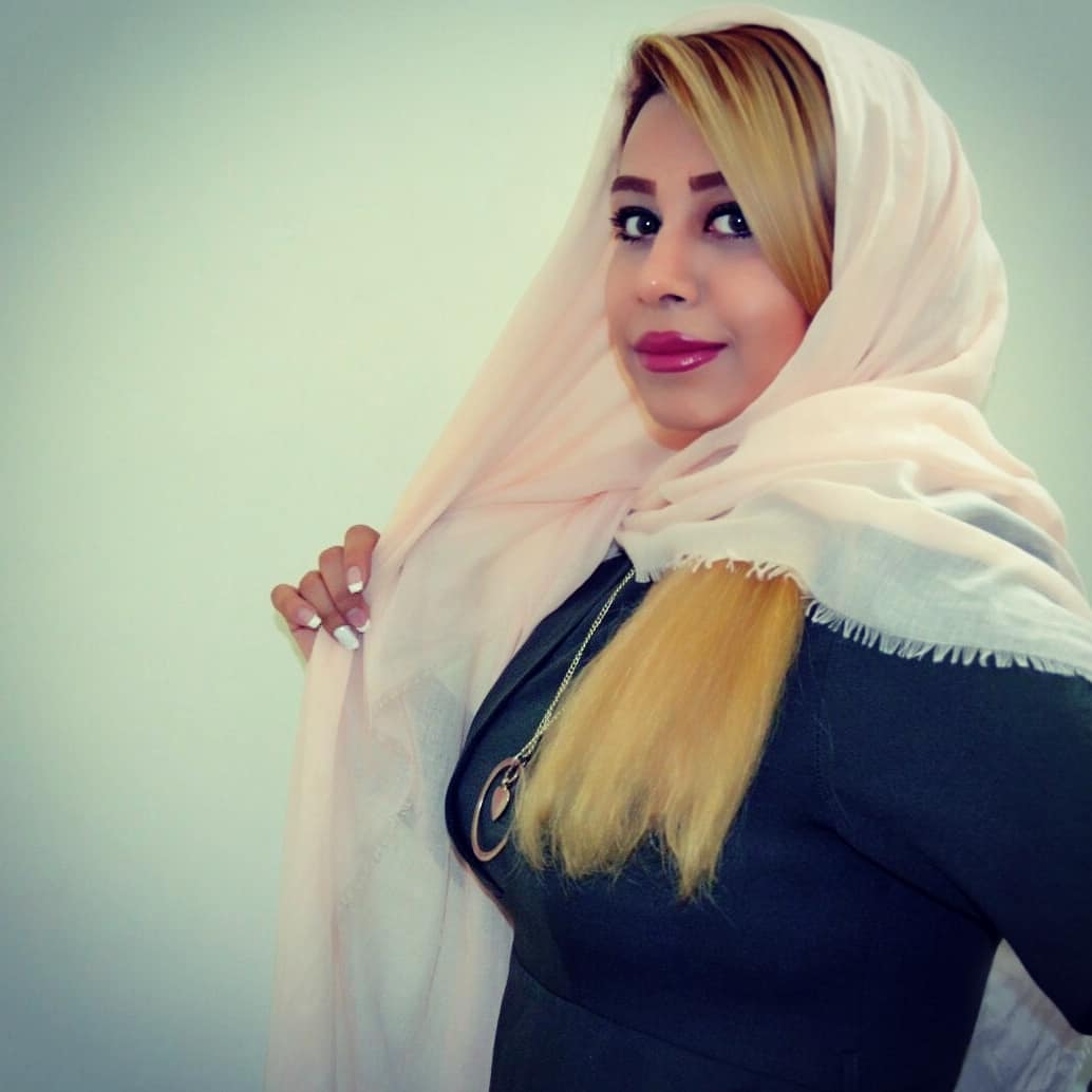 تصویری از فرناز طباطبائی، بازیگر سینما و تلویزیون در حال بازیگری سر صحنه یکی از آثارش