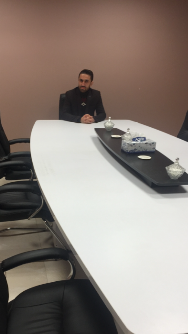 تصویری از آرام نباتی، دستیار جلوه‌های ویژه میدانی سینما و تلویزیون در حال بازیگری سر صحنه یکی از آثارش