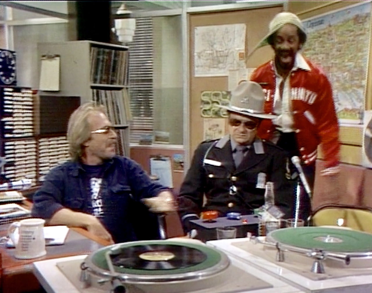 Howard Hesseman در صحنه سریال تلویزیونی WKRP in Cincinnati به همراه Jerry Hardin و Tim Reid