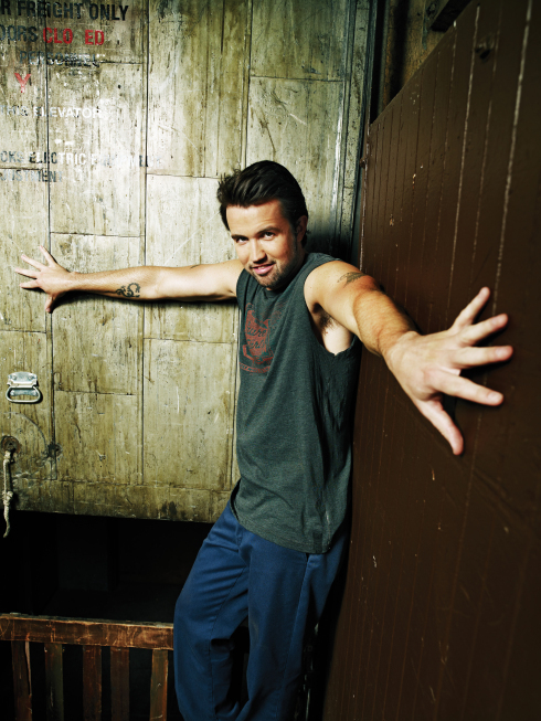 Rob McElhenney در صحنه سریال تلویزیونی فیلادلفیا همیشه آفتابی است