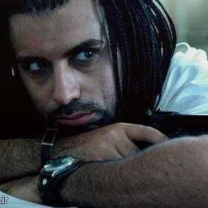 تصویری از پولاد کیمیایی، بازیگر و کارگردان سینما و تلویزیون در حال بازیگری سر صحنه یکی از آثارش