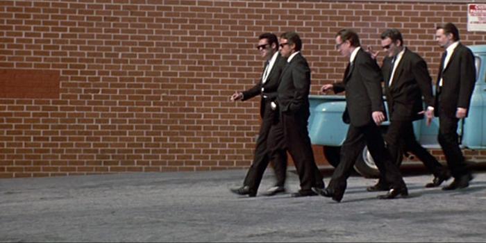 کوئنتین تارانتینو در صحنه فیلم سینمایی سگ های انباری به همراه تیم راث، هاروی کایتل، استیو بوشمی و مایکل مدسن