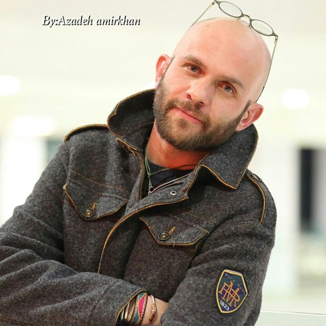 تصویری از بابک حمیدیان، بازیگر و تهیه کننده سینما و تلویزیون در حال بازیگری سر صحنه یکی از آثارش