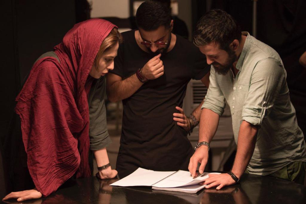 رعنا آزادی‌ور در پشت صحنه فیلم سینمایی خشم و هیاهو به همراه هومن سیدی و نوید محمدزاده