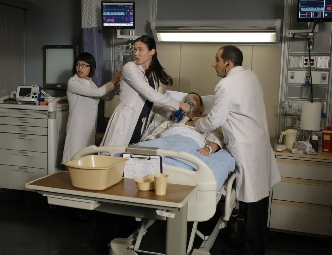 Odette Annable در صحنه سریال تلویزیونی دکتر هاوس به همراه Charlyne Yi و Peter Jacobson