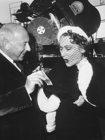 Cecil B. DeMille در صحنه فیلم سینمایی بلوار سانست به همراه Gloria Swanson