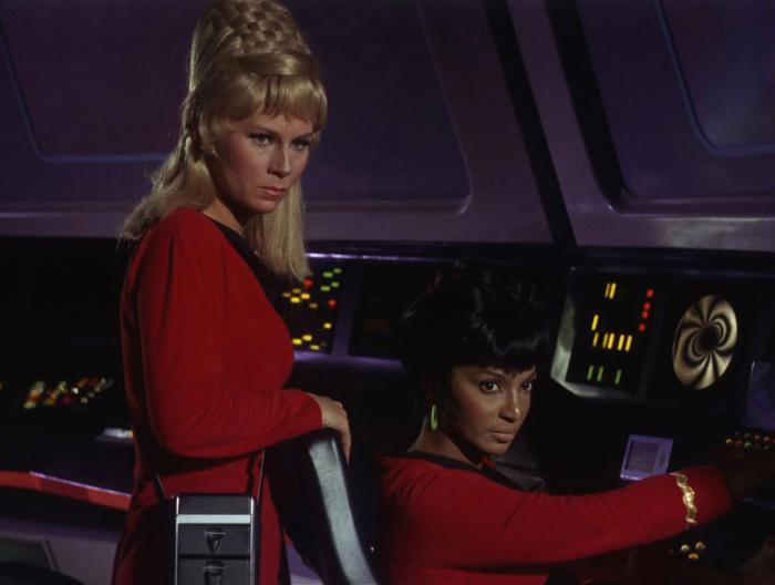 Grace Lee Whitney در صحنه سریال تلویزیونی پیشتازان فضا به همراه Nichelle Nichols