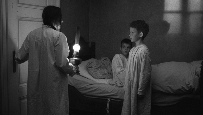 Steffi Kühnert در صحنه فیلم سینمایی روبان سفید به همراه Levin Henning و Leonard Proxauf