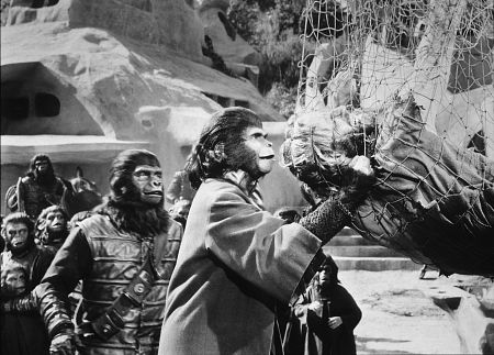 کیم هانتر در صحنه فیلم سینمایی سیاره ی میمون ها به همراه Buck Kartalian و Charlton Heston