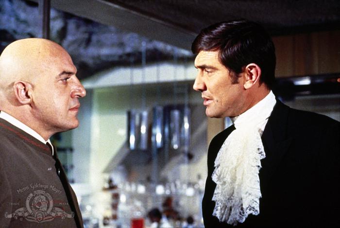 George Lazenby در صحنه فیلم سینمایی در خدمت سرویس مخفی ملکه به همراه Telly Savalas