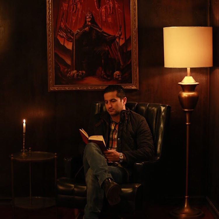 تصویری از مهدی محرابی، بازیگر سینما و تلویزیون در پشت صحنه یکی از آثارش