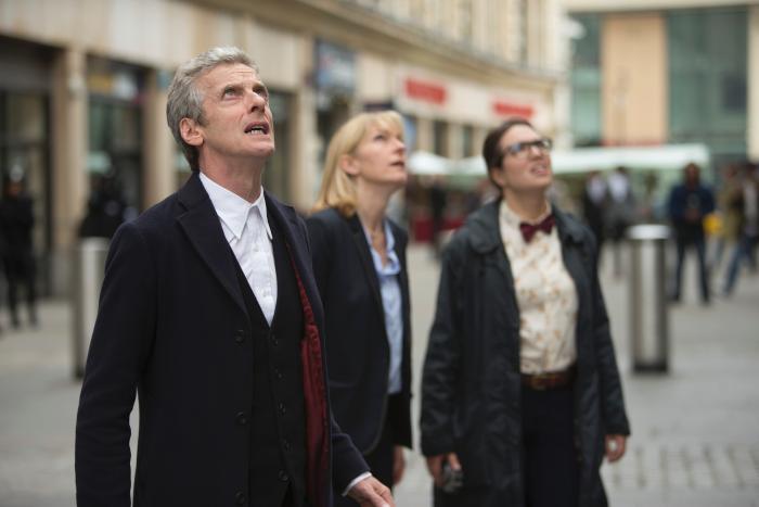 Ingrid Oliver در صحنه سریال تلویزیونی Doctor Who به همراه Peter Capaldi و Jemma Redgrave