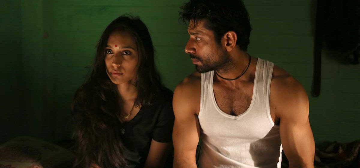 Vineet Kumar Singh در صحنه فیلم سینمایی The Brawler به همراه Zoya Hussain