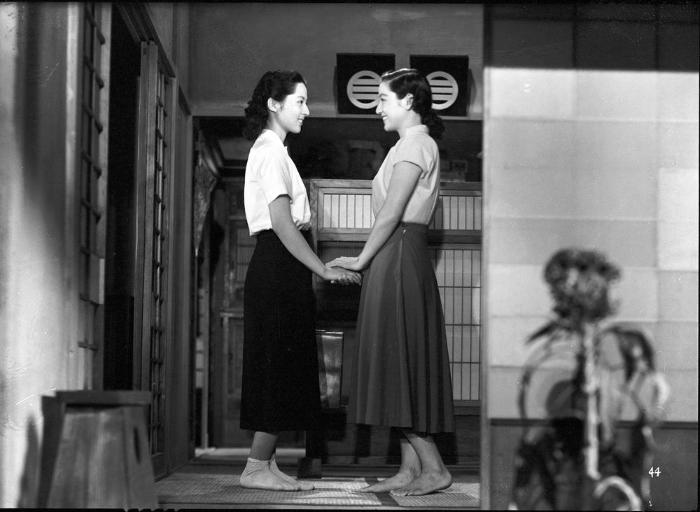 Setsuko Hara در صحنه فیلم سینمایی داستان توکیو به همراه Kyôko Kagawa