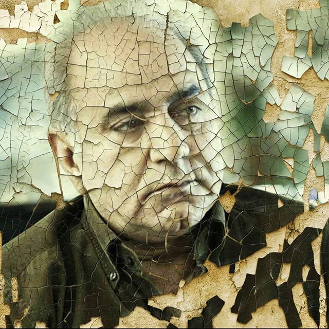 تصویری از پرویز پرستویی، بازیگر و تهیه کننده سینما و تلویزیون در حال بازیگری سر صحنه یکی از آثارش