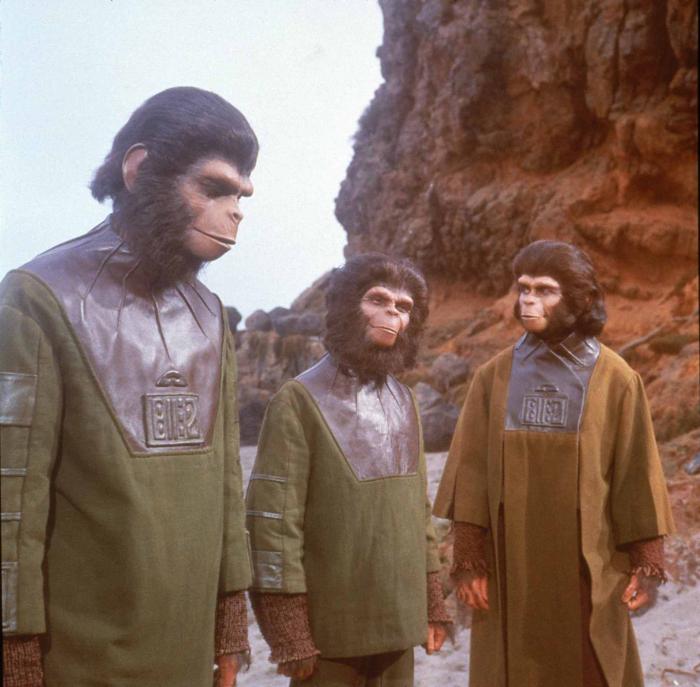 Lou Wagner در صحنه فیلم سینمایی سیاره ی میمون ها به همراه Roddy McDowall و کیم هانتر