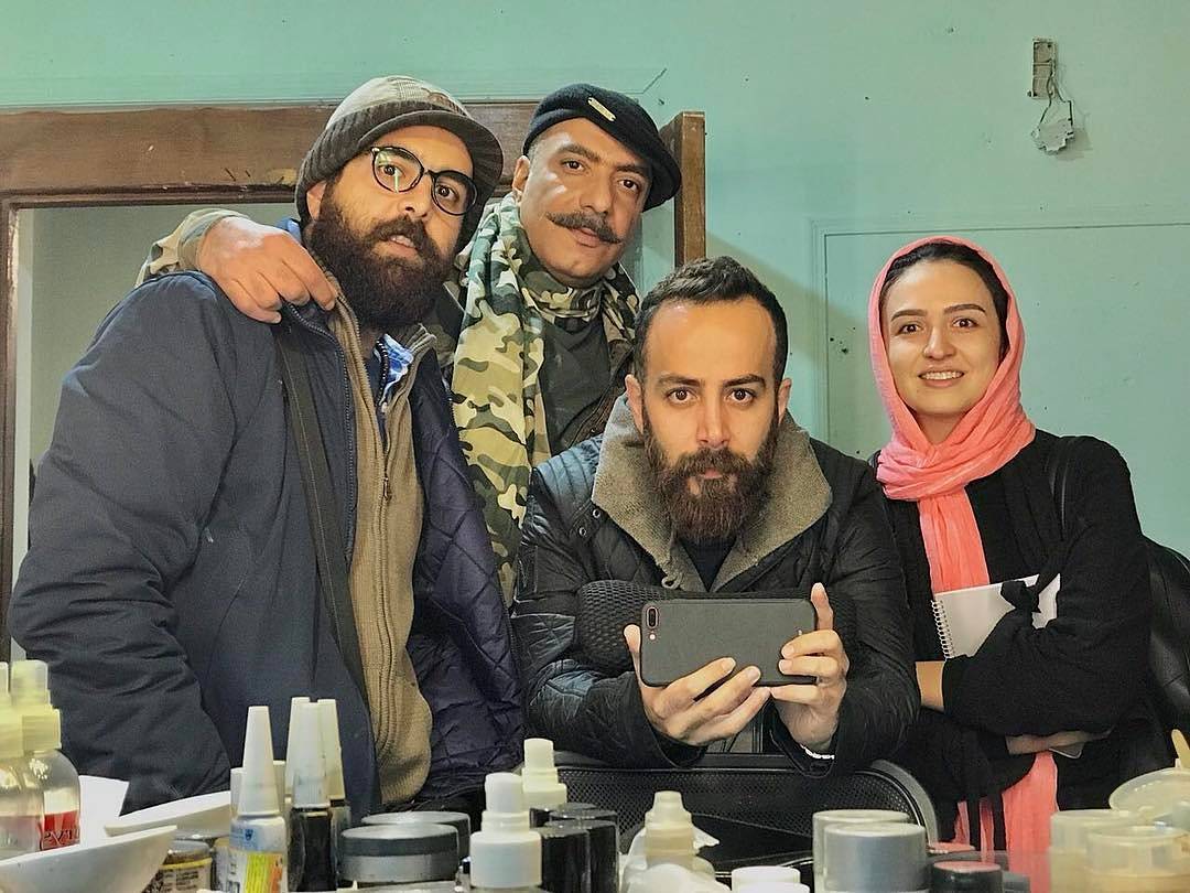 تصویری از گلاره عباسی، بازیگر و کارشناس سینما و تلویزیون در پشت صحنه یکی از آثارش به همراه امیر جعفری و پیام اسکندری