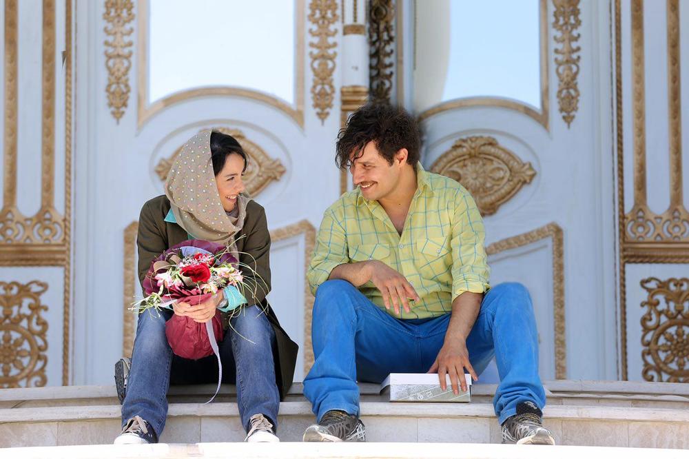 جواد عزتی در صحنه فیلم تلویزیونی آینه بغل به همراه نازنین بیاتی