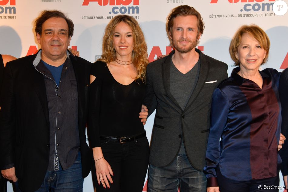 Elodie Fontan در صحنه فیلم سینمایی Alibi.com به همراه ناتالی بای، Didier Bourdon و Philippe Lacheau