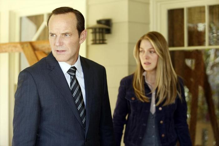 Laura Seay در صحنه سریال تلویزیونی ماموران شیلد به همراه Clark Gregg