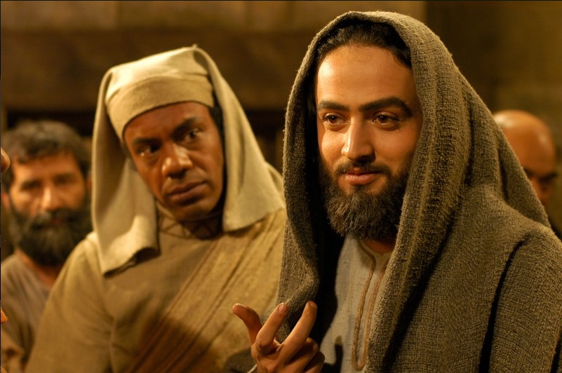 سیروس کهوری‌نژاد در صحنه سریال تلویزیونی یوسف پیامبر به همراه مصطفی زمانی