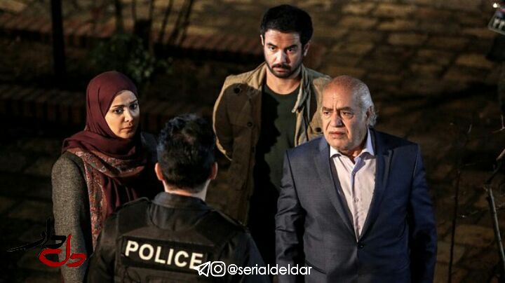 نیما رئیسی در صحنه سریال تلویزیونی دل دار به همراه بهزاد فراهانی و کمند امیرسلیمانی