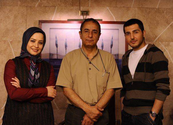 محمدرضا هنرمند در پشت صحنه سریال تلویزیونی آشپزباشی به همراه محمدرضا غفاری و مهراوه شریفی‌نیا
