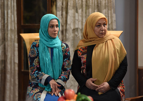 الناز حبیبی در صحنه سریال تلویزیونی دردسرهای عظیم 2 به همراه مریم سعادت