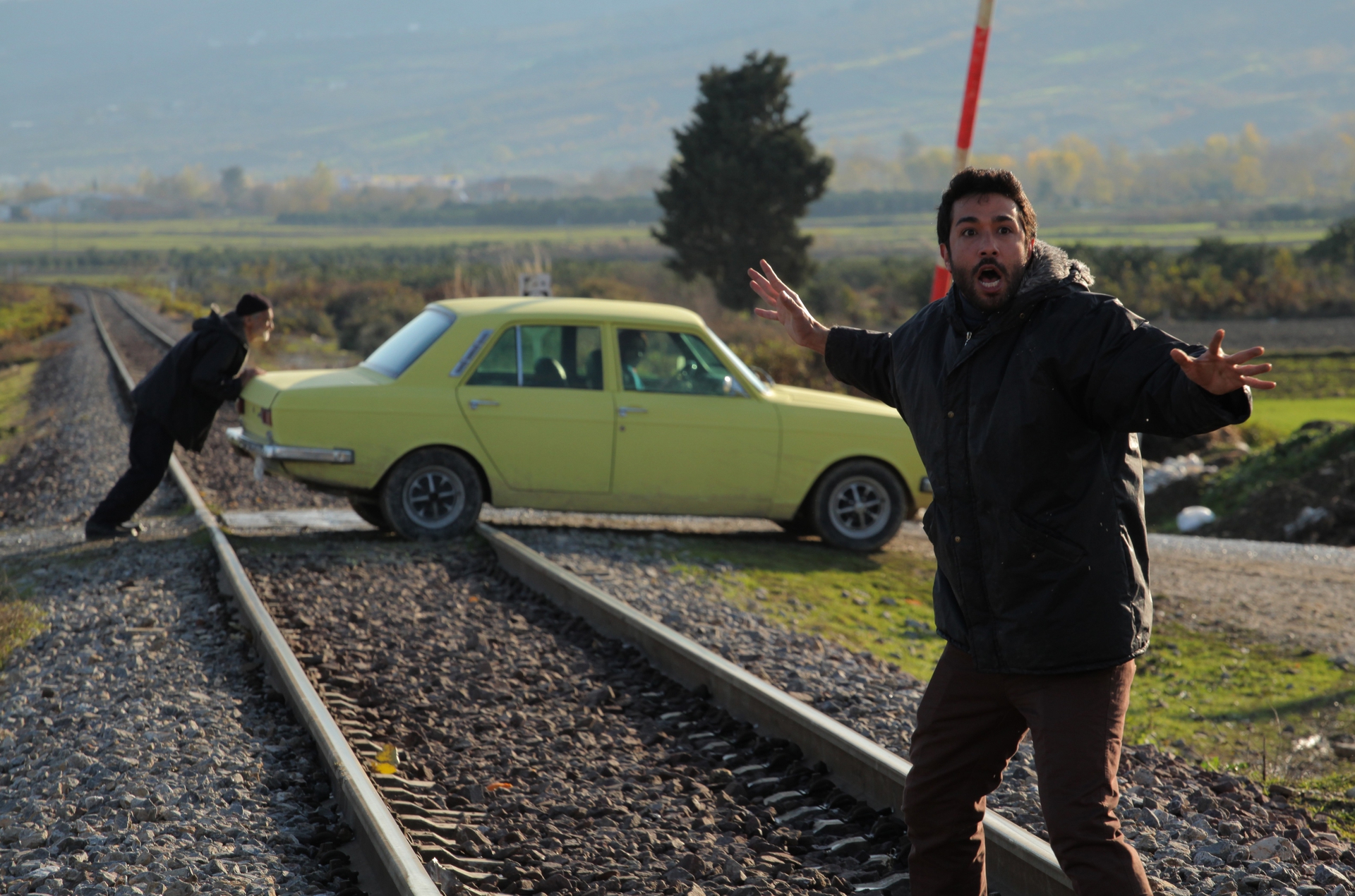 حسین مهری در صحنه فیلم سینمایی چراغ‌های ناتمام