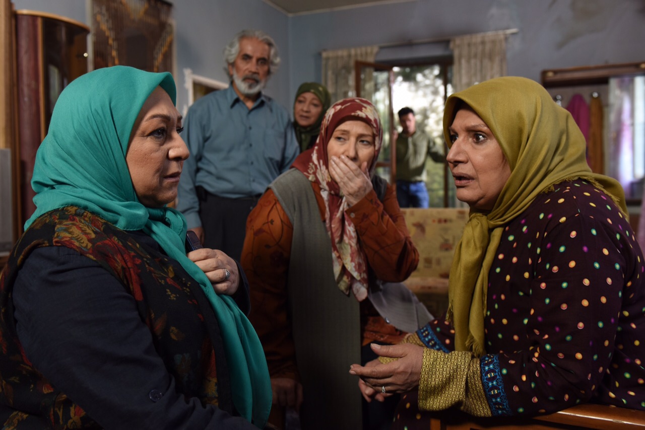 مریم سعادت در صحنه سریال تلویزیونی دردسرهای عظیم 2 به همراه شهین تسلیمی و قدرت‌الله صالحی