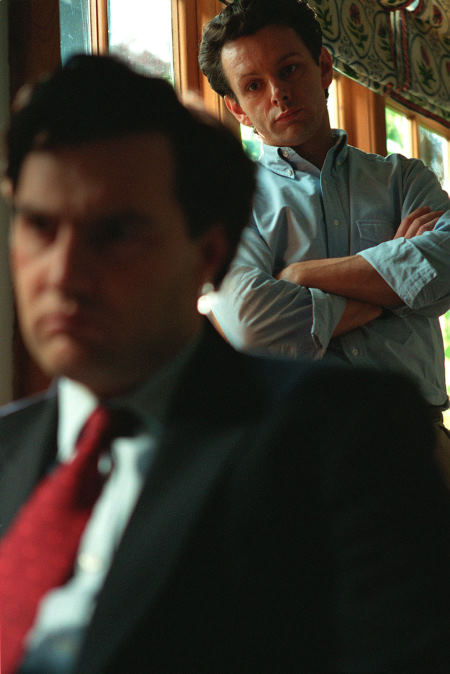 مایکل شین در صحنه فیلم سینمایی The Deal به همراه David Morrissey