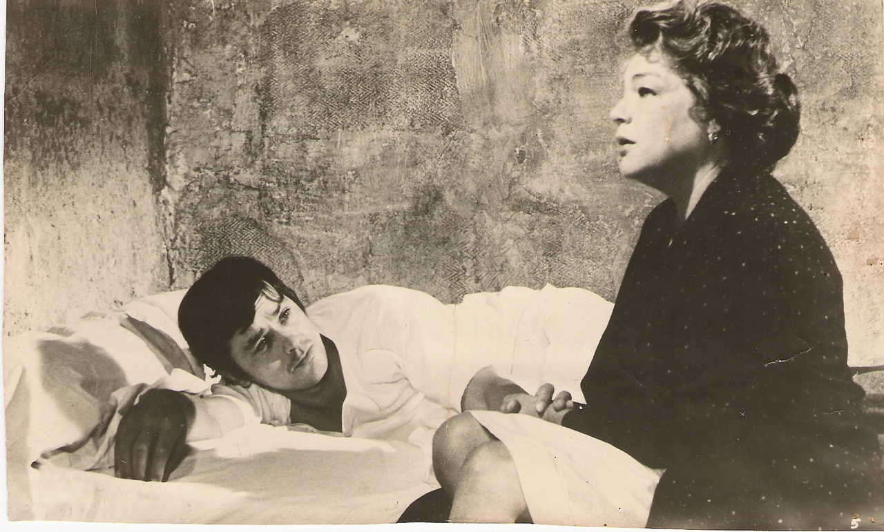 Alain Delon در صحنه فیلم سینمایی La veuve Couderc به همراه Simone Signoret