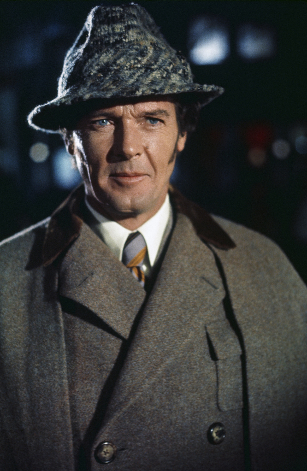 Roger Moore در صحنه فیلم سینمایی Sherlock Holmes in New York