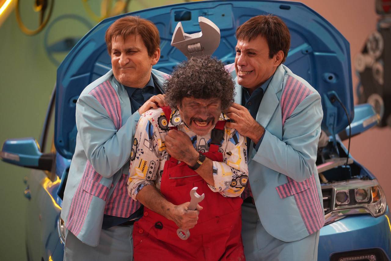  برنامه تلویزیونی دوقلوها در شهر پنج ستاره به کارگردانی جمشید بیات ترک