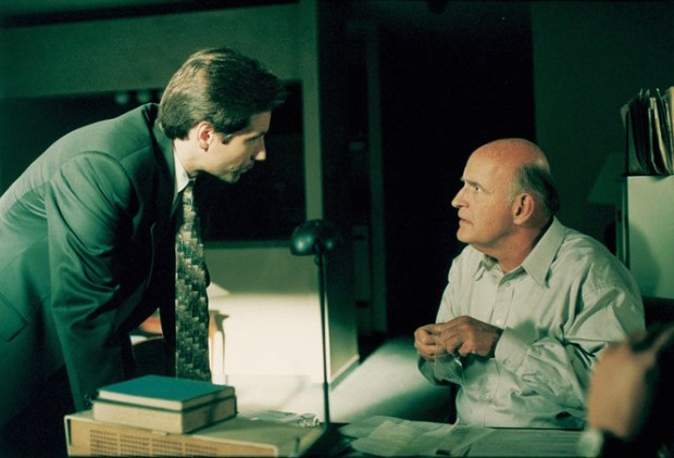 پیتر بویل در صحنه سریال تلویزیونی پرونده های ایکس به همراه دیوید دوکاونی
