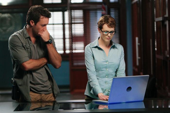 Larisa Oleynik در صحنه سریال تلویزیونی Hawaii Five-0 به همراه Alex O'Loughlin