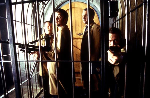 جیسون فلمینگ در صحنه فیلم سینمایی قفل، انبار و دو بشکه باروت به همراه Dexter Fletcher و جیسون استاتهم